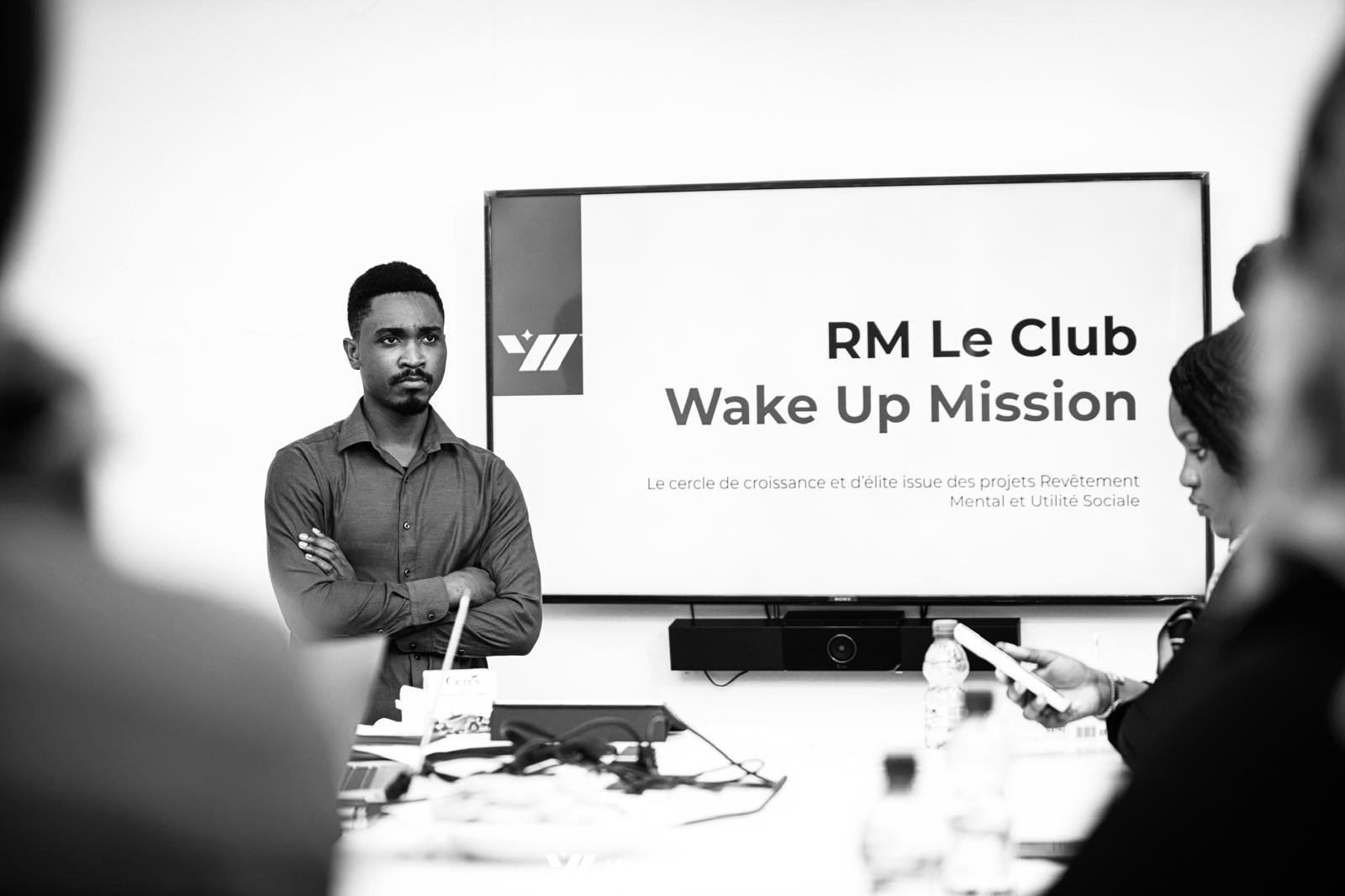 Un membre du RM Club présente son espace d’apprentissage lors d’une rencontre.